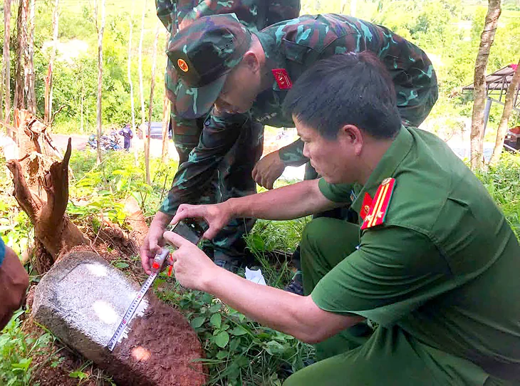 Mẹ khắc tấm bia cho mộ, con báo tin giúp quy tập hài cốt liệt sĩ - Ảnh 3.