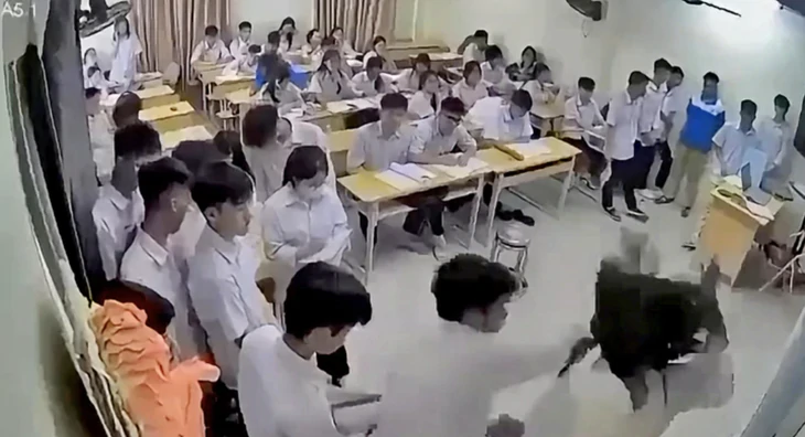Học trò đánh thầy cô, đừng để chữ nhân văn bị hiểu sai - Ảnh 1.