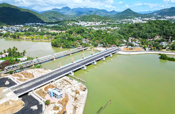 Vụ đập ngăn mặn vừa vận hành đã gây ngập nhà, ruộng lúa của dân: Quy định vận hành khi mưa lũ ra sao? - Ảnh 4.