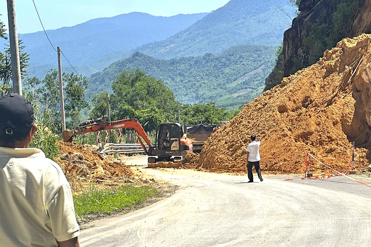 Dừng xe theo từng đợt trên đèo Khánh Lê , người dân chú ý lộ trình - Ảnh 1.