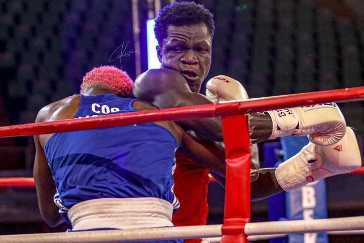 Giở trò đánh lén đối thủ, võ sĩ boxing tai tiếng bị phạt nặng - Ảnh 3.