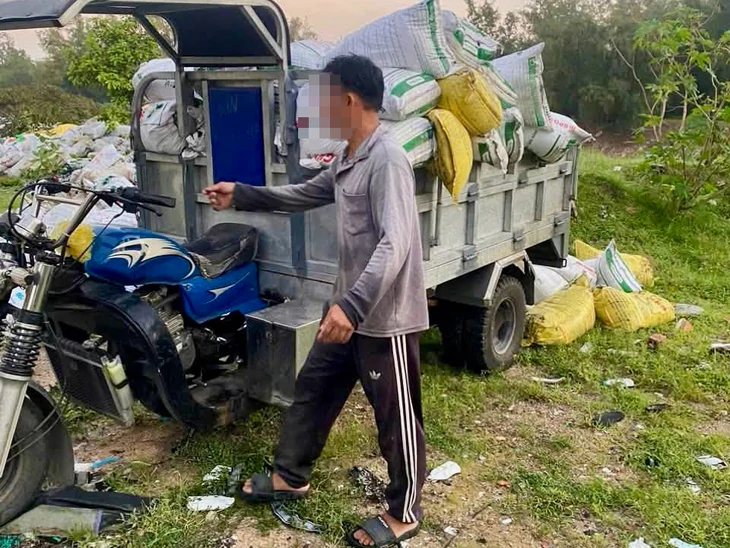Đổ hơn 3 tấn ghẹ chết ra khu vực bãi biển, một người bị phạt hơn 16 triệu đồng - Ảnh 3.