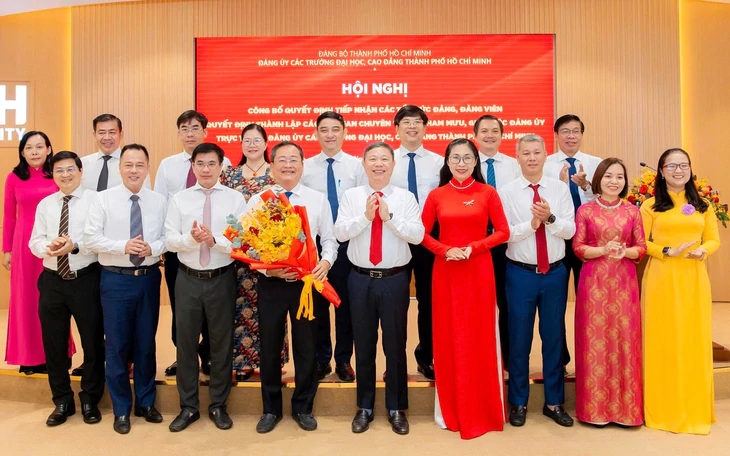 Từng rời giảng đường đại học để đi làm, nữ sinh tốt nghiệp xuất sắc, trở thành ‘gương mặt vàng’ của trường cao đẳng - Ảnh 2.