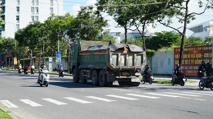 Loạt xe ben chở đất 30 tấn dán chữ ‘TQ’ vẫn chạy vào đường cấm xe tải trên 2,5 tấn - Ảnh 6.