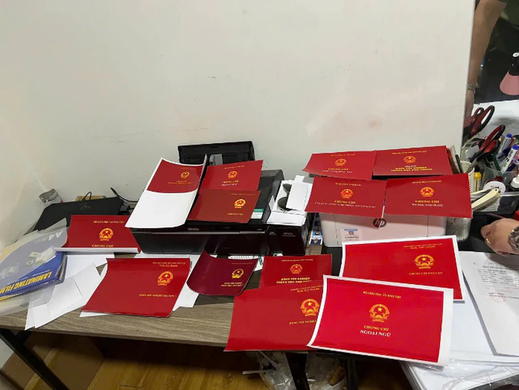 Hai nữ giảng viên đại học bị khởi tố trong đường dây làm giả gần 1.500 văn bằng, chứng chỉ - Ảnh 5.