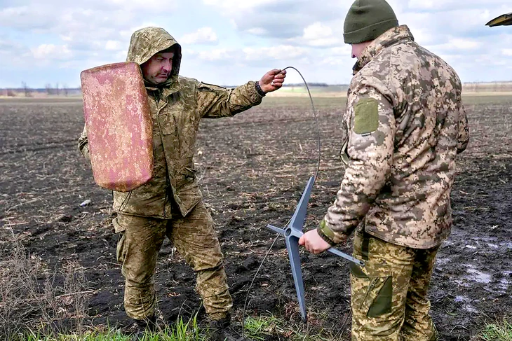 Ukraine nói vẫn mất tín hiệu Starshield dù ông Trump tuyên bố đã khôi phục - Ảnh 2.