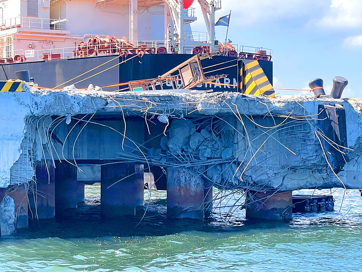 Vụ tàu Aquacharm va vào cầu cảng ở Dung Quất: Đình chỉ công tác hoa tiêu dẫn tàu - Ảnh 2.