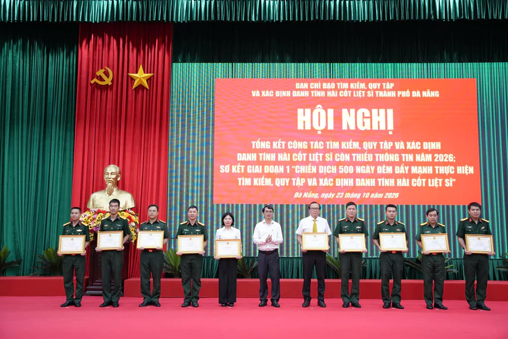 Người cất bốc, 38 năm lo hương khói cho 17 liệt sĩ được TP Đà Nẵng khen thưởng - Ảnh 1.