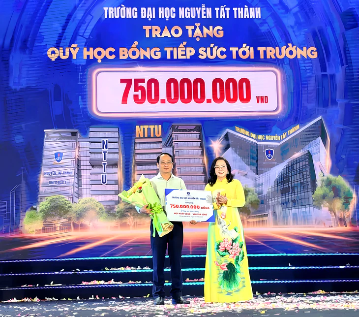 ĐH Nguyễn Tất Thành tặng 50 suất học bổng 'Tiếp sức đến trường' - Ảnh 1.