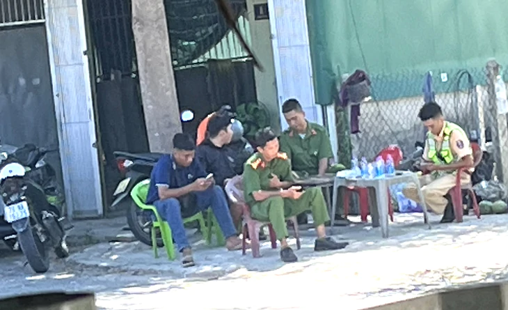 Công an chốt chặn các tuyến đường, tỉnh lộ truy bắt nhóm phạm nhân trốn trại giam A2 - Ảnh 1.