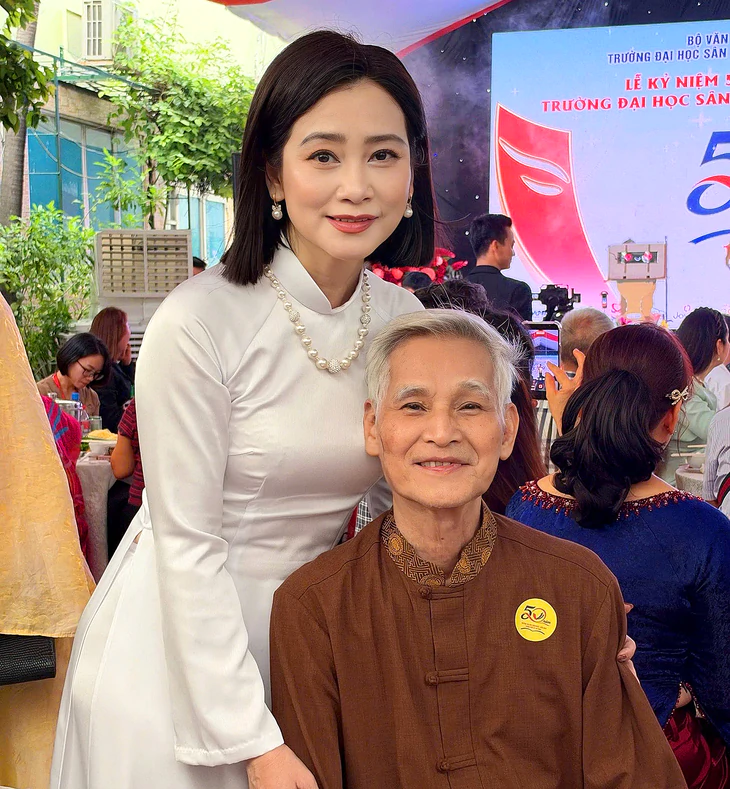 Xúc động người thầy ngoài 80 tuổi múa vũ đạo cải lương cùng học trò là những ngôi sao - Ảnh 2.