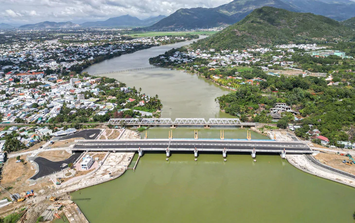 Vụ đập ngăn mặn vừa vận hành đã gây ngập nhà, ruộng lúa của dân: Quy định vận hành khi mưa lũ ra sao? - Ảnh 1.
