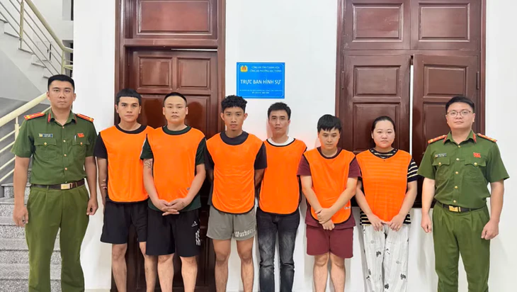 Dựng 'lò' in ấn giấy tờ giả ở Campuchia rồi đưa về Việt Nam tiêu thụ - Ảnh 1.