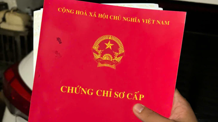 Dựng 'lò' in ấn giấy tờ giả ở Campuchia rồi đưa về Việt Nam tiêu thụ - Ảnh 3.