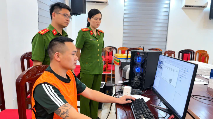Dựng 'lò' in ấn giấy tờ giả ở Campuchia rồi đưa về Việt Nam tiêu thụ - Ảnh 4.
