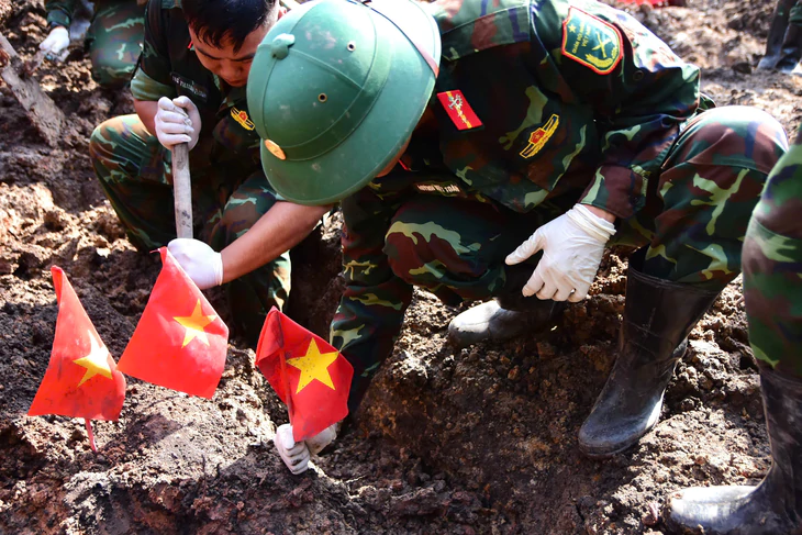 Ngày 24-10: xử lý hơn 620 m³ đất, thấy thêm 10 hài cốt liệt sĩ ở công viên Lê Thị Riêng - Ảnh 2.