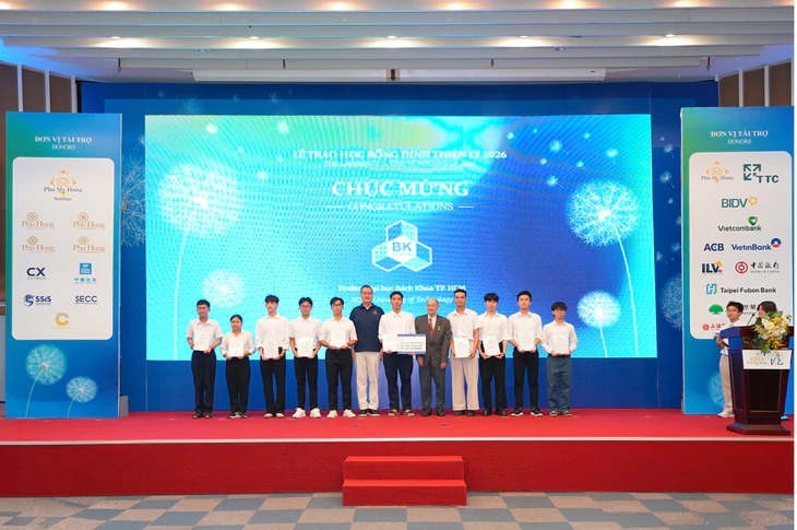 Công ty Phú Mỹ Hưng và Quỹ Đinh Thiện Lý trao học bổng 11,4 tỉ đồng - Ảnh 1.