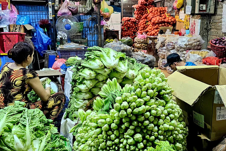Giá rau củ neo cao, bà nội trợ giật mình khi đi chợ - Ảnh 2.