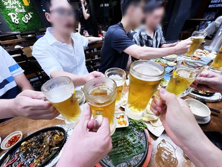 Cha mẹ 'tìm thấy' mình khi con hát 'ngày làm ba trăm rưỡi, uống bia hết hai trăm ngàn' - Ảnh 3.