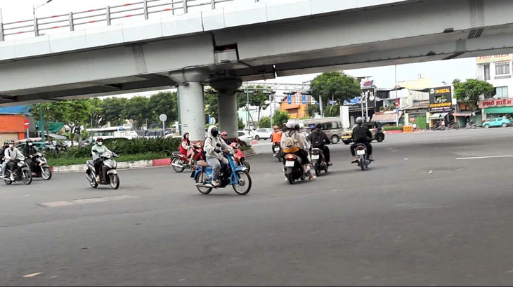 Người dân đi tắt gây mất an toàn giao thông, phường lắp camera phạt nguội - Ảnh 2.