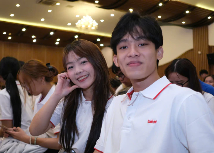 Con nhà nghèo đậu ĐH Kiến trúc TP.HCM, ba đợi con ở bến xe lúc 5h sáng cùng về Nha Trang nhận học bổng - Ảnh 2.