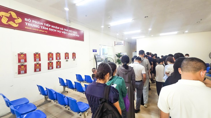 Xếp hàng nhận trợ cấp thất nghiệp: Người chờ việc tốt, người quyết đổi nghề - Ảnh 3.