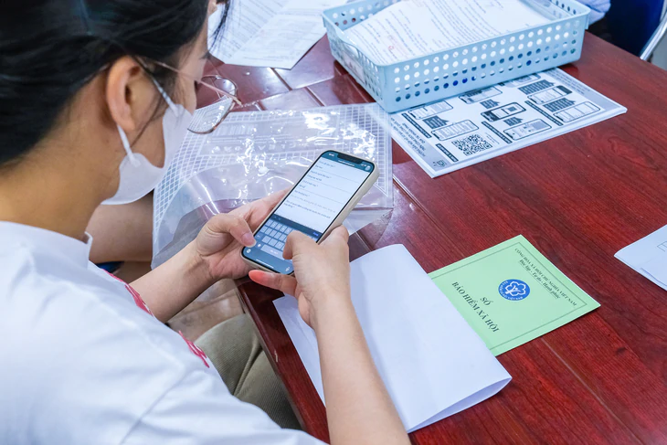 Xếp hàng nhận trợ cấp thất nghiệp: Người chờ việc tốt, người quyết đổi nghề - Ảnh 1.