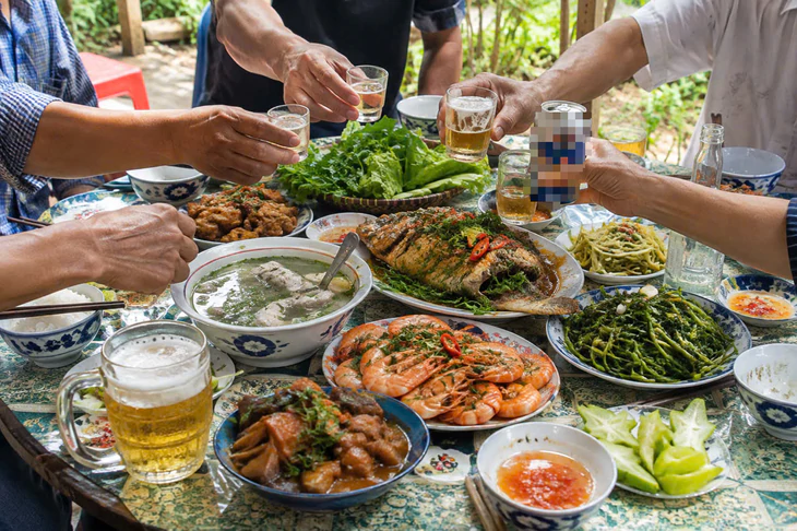 Chuyện uống rượu 'tới bến' và tin đồn bụi tre có ma - Ảnh 1.