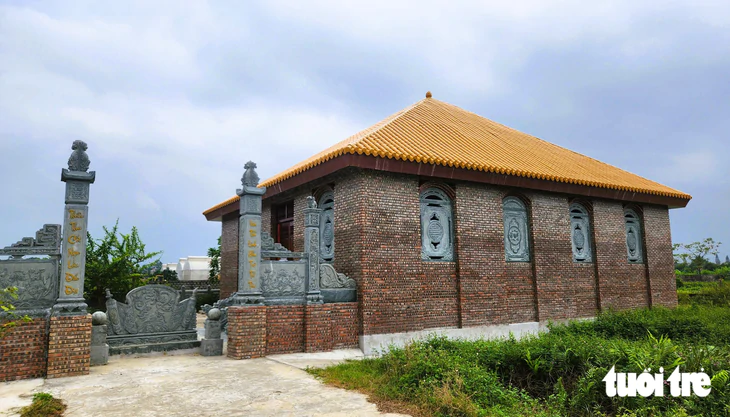 Lăng mộ ‘khủng’ xây trong nghĩa trang, xã yêu cầu dừng nhưng vẫn thi công hoàn thiện - Ảnh 3.