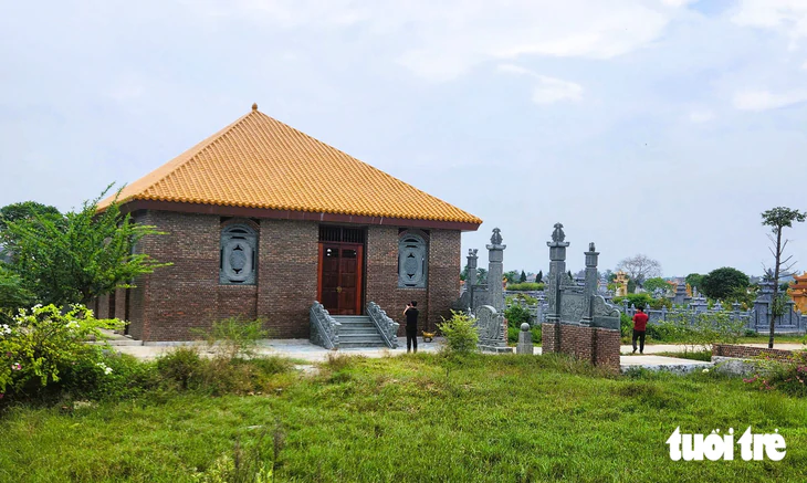 Lăng mộ ‘khủng’ xây trong nghĩa trang, xã yêu cầu dừng nhưng vẫn thi công hoàn thiện - Ảnh 4.
