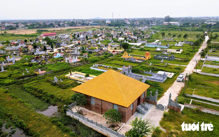 Lăng mộ ‘khủng’ xây trong nghĩa trang, xã yêu cầu dừng nhưng vẫn thi công hoàn thiện - Ảnh 2.