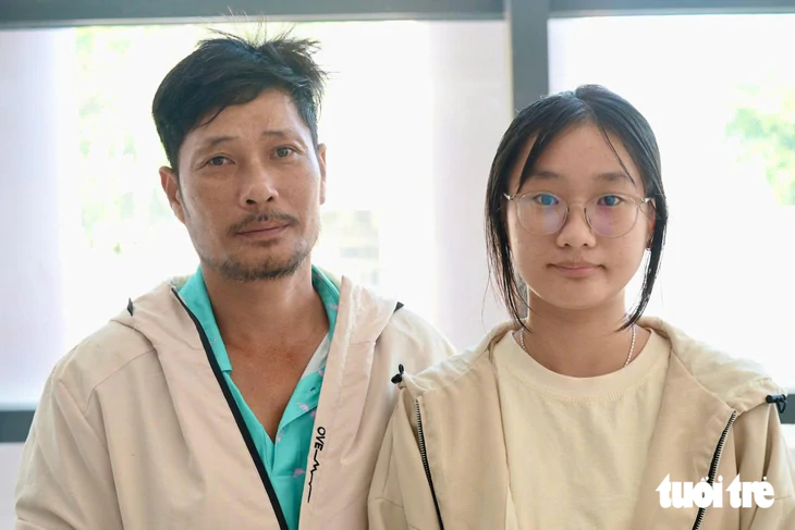Con nhà nghèo đậu ĐH Kiến trúc TP.HCM, ba đợi con ở bến xe lúc 5h sáng cùng về Nha Trang nhận học bổng - Ảnh 3.