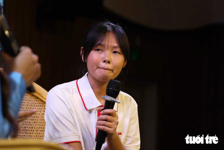 Nghẹn ngào câu chuyện nữ SV Nha Trang mất mẹ cha, cùng anh trai kiếm tiền nuôi dì mắc tâm thần - Ảnh 4.