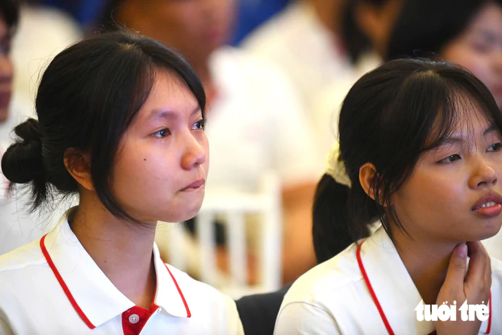 Nghẹn ngào câu chuyện nữ SV Nha Trang mất mẹ cha, cùng anh trai kiếm tiền nuôi dì mắc tâm thần - Ảnh 6.