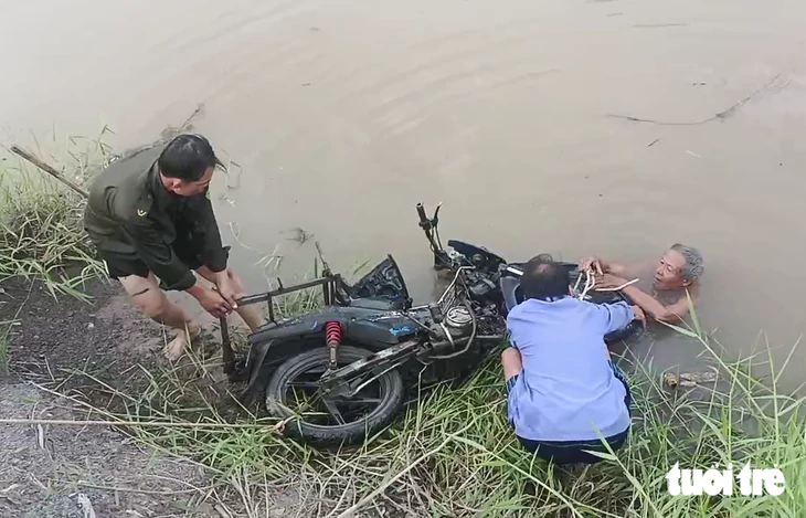 Đã tìm được chủ nhân xe máy nằm dưới mương nước ở Đồng Tháp - Ảnh 1.