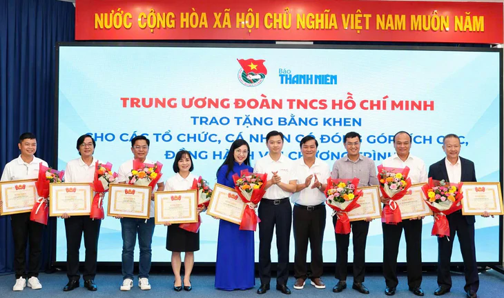 Gần 2 , 1 tỉ đồng hỗ trợ trẻ mồ côi đến tuổi trưởng thành tại chương trình nhịp sống trẻ - Ảnh 1.