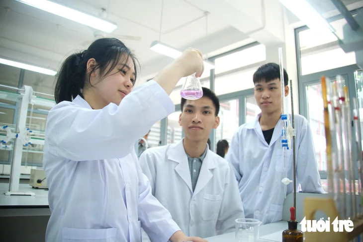 Đề xuất y sĩ đa khoa, chống khủng bố thuộc danh mục ngành nặng nhọc, độc hại, nguy hiểm - Ảnh 1.