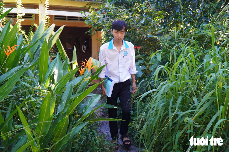 Sinh viên Vĩnh Long trở lại giảng đường sau 2 năm chăm mẹ bệnh tật - Ảnh 2.