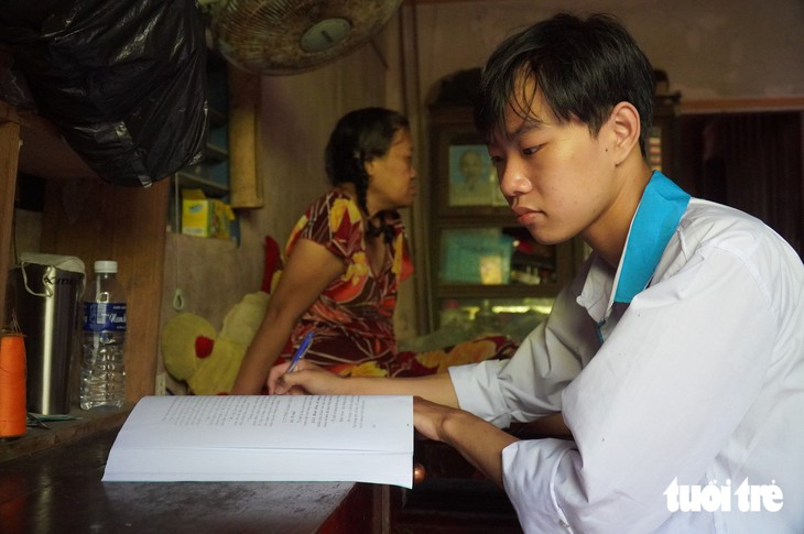 Sinh viên Vĩnh Long trở lại giảng đường sau 2 năm chăm mẹ bệnh tật - Ảnh 5.
