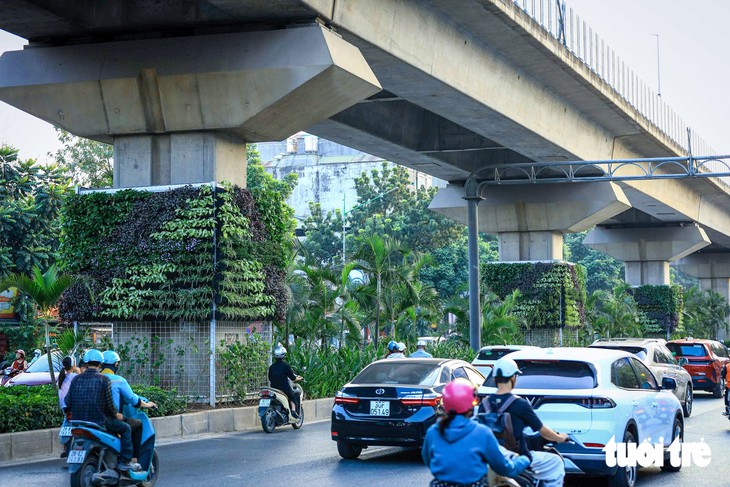 Hình ảnh trụ đường sắt đô thị, hầm chui ở Hà Nội bắt đầu được phủ xanh - Ảnh 2.