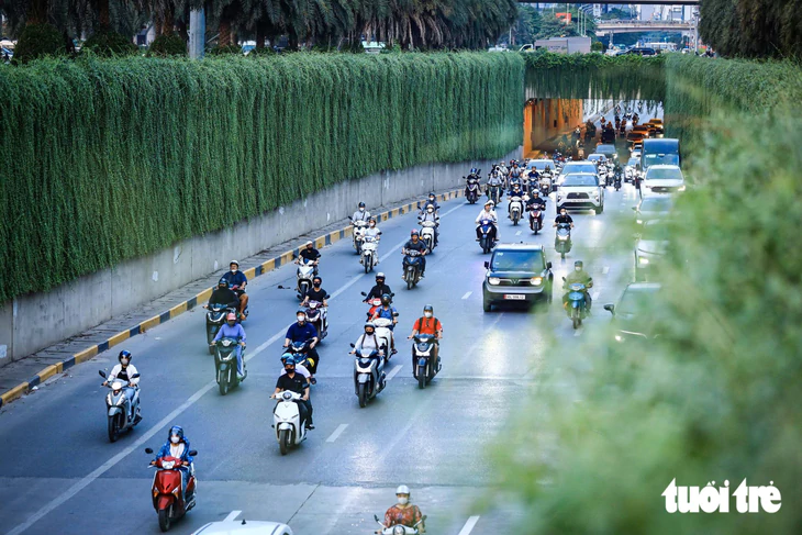 Hình ảnh trụ đường sắt đô thị, hầm chui ở Hà Nội bắt đầu được phủ xanh - Ảnh 8.