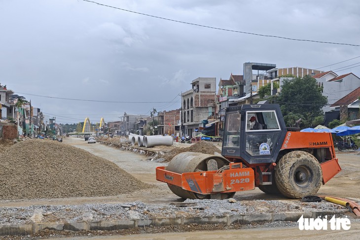 Bị phạt 300 triệu đồng, nhà thầu đường nối cầu qua sông Hương vẫn chậm - Ảnh 2.