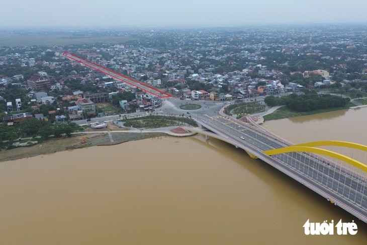 Bị phạt 300 triệu đồng, nhà thầu đường nối cầu qua sông Hương vẫn chậm - Ảnh 4.