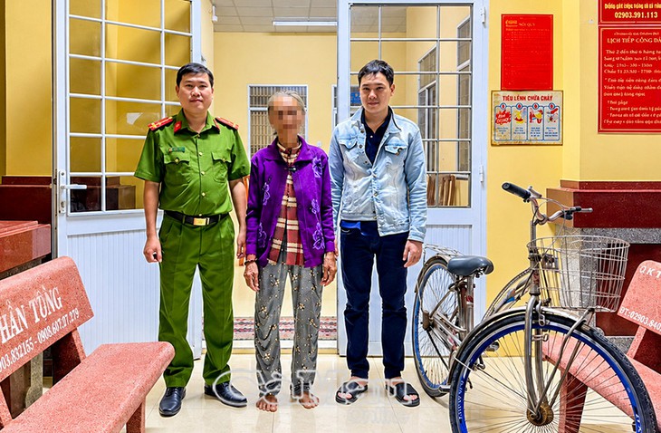 Cụ bà đi lạc 3 ngày từ Cần Thơ xuống Cà Mau được công an xã hỗ trợ đưa về nhà - Ảnh 1.