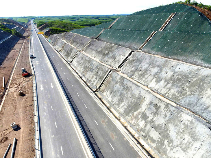 Rà soát 4 vị trí dự kiến phạt lỗi không giữ khoảng cách trên cao tốc qua bắc Trung bộ - Ảnh 2.