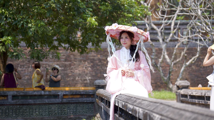 Người mẫu mặc hanbok chụp hình ở di tích Ngọ Môn, tiệm cổ phục Huế bị phản ứng - Ảnh 4.