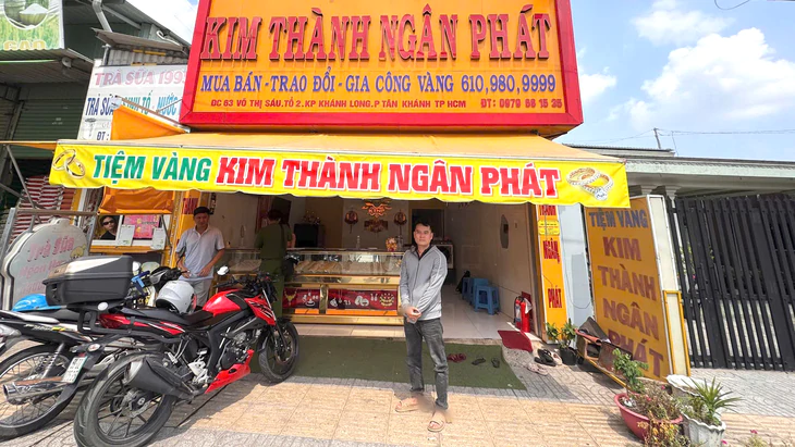 Bắt nam thanh niên dùng dao cướp tiệm vàng ở TP.HCM sau 40 phút truy xét - Ảnh 2.