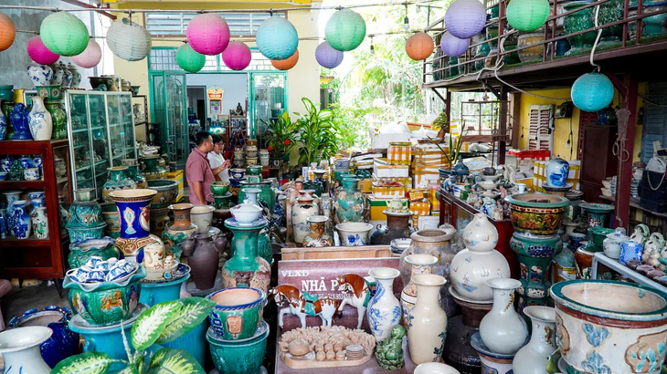 Người giữ ‘hồn’ gốm Nam Bộ với hàng chục ngàn kỷ vật - Ảnh 4.