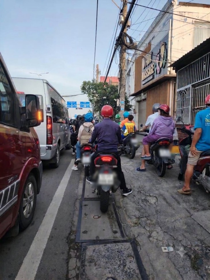Khi cái ống pô xe phụt thẳng hơi nóng vào mặt - Ảnh 1.