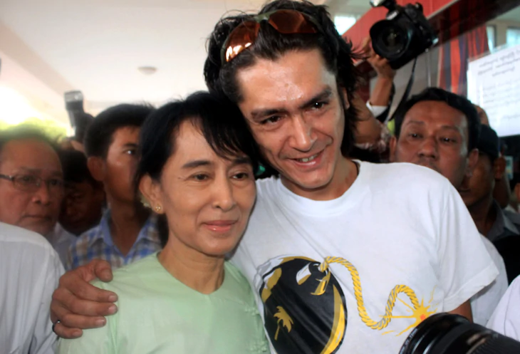 Câu hỏi đầu tiên của bà Aung San Suu Kyi khi gọi con trai lần đầu sau 5 năm - Ảnh 1.